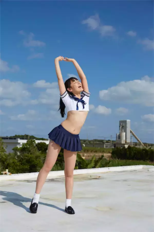 「お腹丸見え？ 林田百加、超ショート丈すぎる「けしからん制服」ショットが話題」の画像