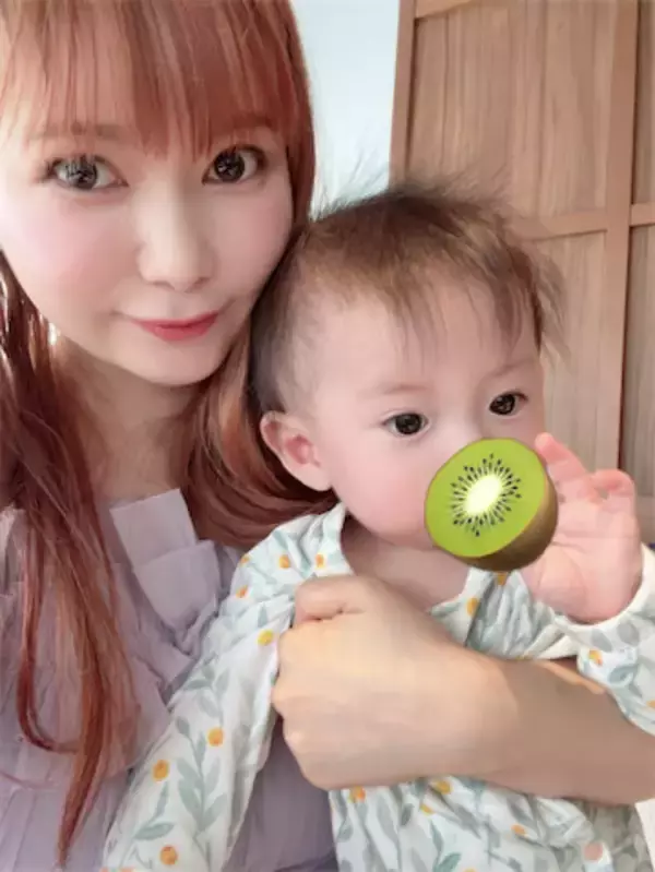 中川翔子、双子の"手づかみ離乳食"の様子を公開「好みも性格も顔も声も全然違う！」