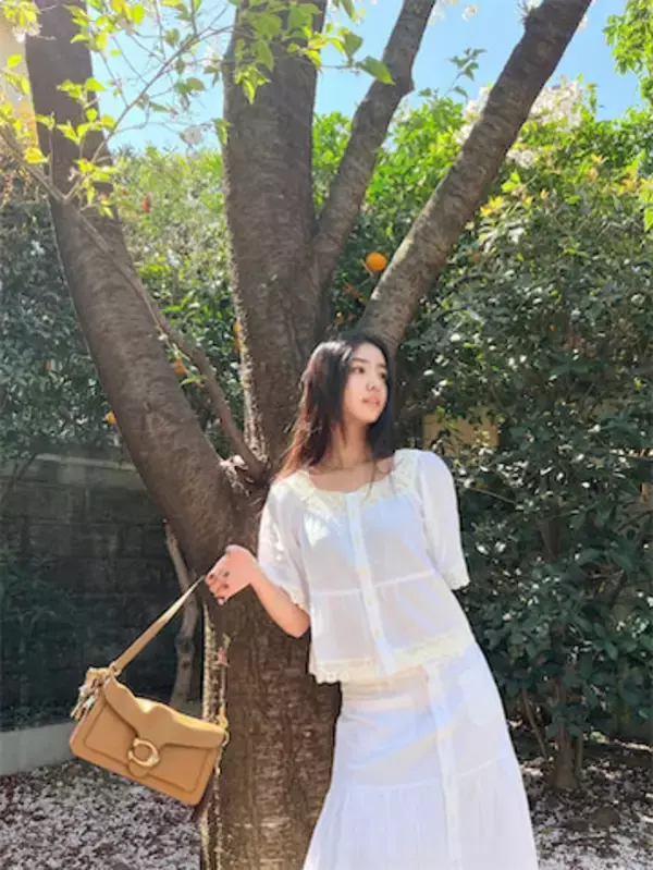 Koki,、春の日差しに包まれた可憐なホワイトコーデでピュアさを披露