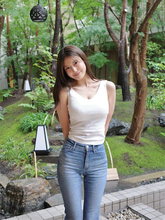 "令和の峰不二子" 阿部なつき、スタイルの良さ際立つシンプルコーデが「安定の綺麗さです」
