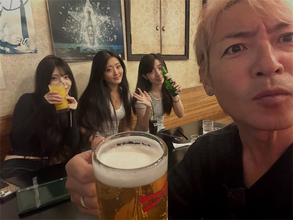 つるの剛士、娘3人との夕食ショット公開「こんな日が楽しみでずっと子育てしてきたような気がする」
