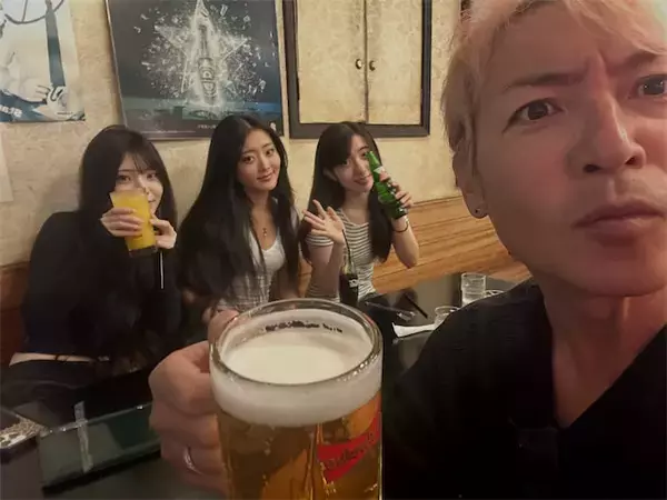 つるの剛士、娘3人との夕食ショット公開「こんな日が楽しみでずっと子育てしてきたような気がする」