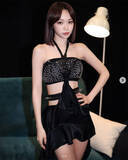 「LE SSERAFIM チェウォン、美デコルテあらわな衣装姿が美しいビハインドショット公開」の画像1