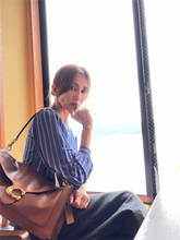 工藤静香、ブルーが爽やかな旅先コーデ披露「スタイル抜群で本当にかっこいい」