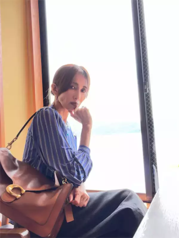 工藤静香、ブルーが爽やかな旅先コーデ披露「スタイル抜群で本当にかっこいい」
