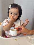 「川崎希、次女・グーちゃんの豪快な食べっぷりを公開「蒸し野菜をがぶがぶ」」の画像1