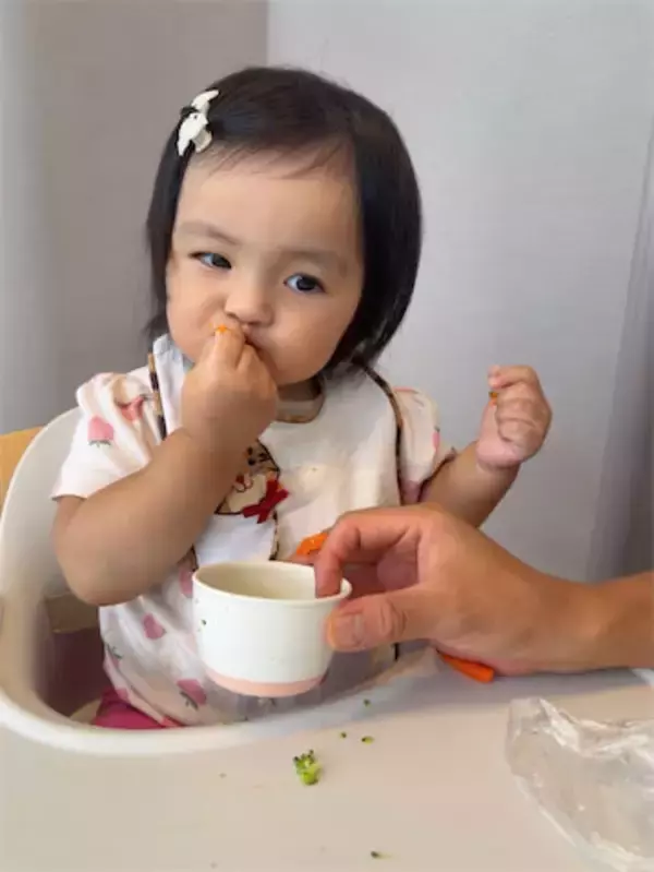 川崎希、次女・グーちゃんの豪快な食べっぷりを公開「蒸し野菜をがぶがぶ」