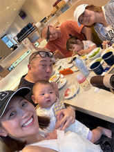 西野未姫、家族6人勢ぞろいの"はま寿司"ショットが話題「がんちゃん大きくなってるー！」「パパにそっくり」