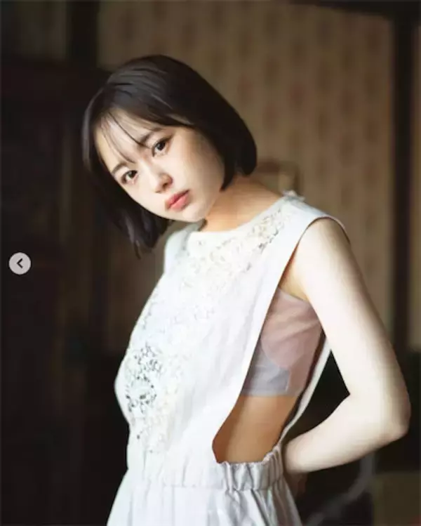 なえなの、話題の写真集から美肌きらめくノースリーブワンピース姿を披露