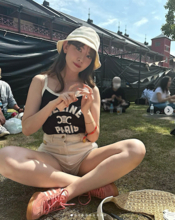 座ってても美スタイル際立つ…小嶋陽菜、ツヤ美脚や浴衣姿など写真大量公開でファン歓喜