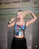 「TWICE モモ、ほっそりウエストラインきわだつチューブトップ衣装で魅了「地球上で一番かわいい」」の画像1