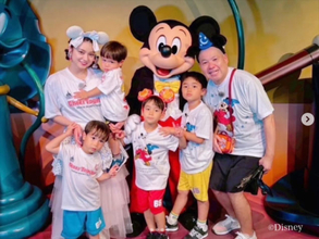 平愛梨、4人の息子とディズニーへ「長友さんかと思ったら三瓶さんでびっくり」