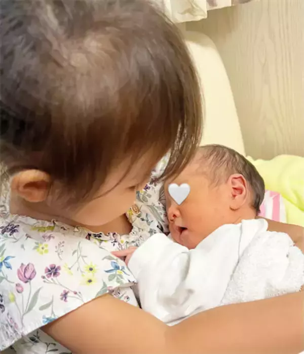 34歳フリーアナウンサー、8月に第二子女児を出産「後期で逆子になり、帝王切開でのお産となりました」