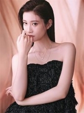 生見愛瑠、デコルテ際立つ“大人の色気ショット”にファン騒然「綺麗すぎて見惚れる」