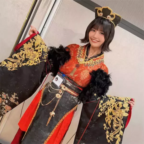 "童顔×高身長"グラビアモデル・南あみ、閻魔様コスプレ披露「カッケェ〜〜！！！」