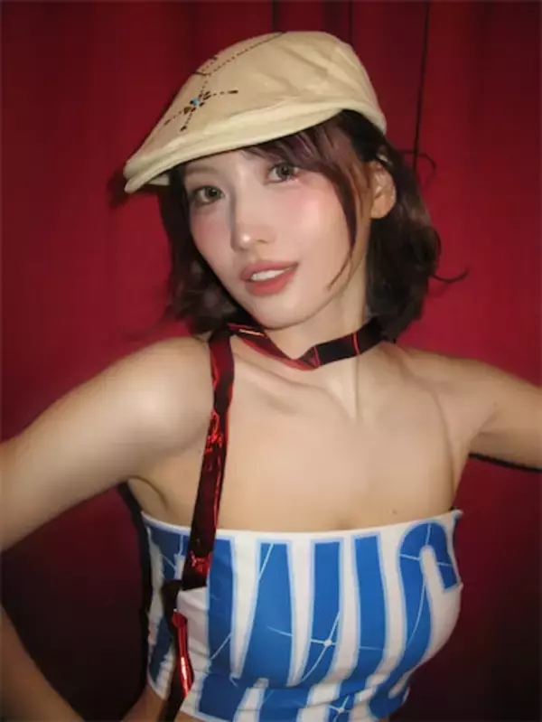 TWICE モモ、ハンチング帽×デコルテ輝くチューブトップ姿に「いいね」殺到