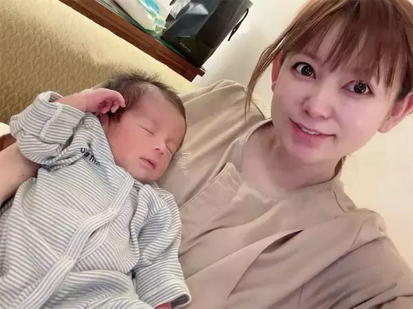 出産から13日、中川翔子が“双子の兄”を抱っこし成長実感「少しずつ重くなるのが本当に嬉しい」