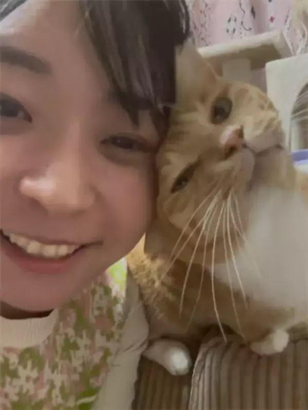 アンゴラ村長、猫にぎゅっと寄り添われる密着ショット公開