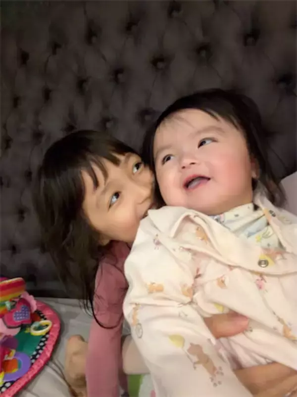 川崎希、長女＆次女の“なかよし姉妹”ショット公開「グーちゃんにメロメロなお姉ちゃん」