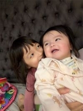 川崎希、長女＆次女の“なかよし姉妹”ショット公開「グーちゃんにメロメロなお姉ちゃん」