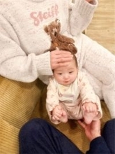 「自分の足を見つけたユメ」杉浦太陽、足つかみポーズが可愛すぎる夢空ちゃんの姿を公開