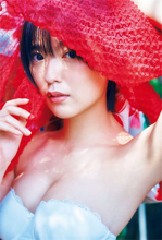 工藤美桜が『週プレ』表紙に、黒髪ショートカットで透き通る美肌と抜群のプロモーションを披露