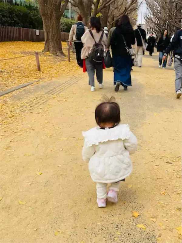 山本圭壱、1歳愛娘の"にこにこ散歩"ショットにファン悶絶「可愛すぎます!！」