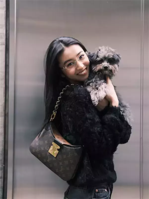 Koki, 愛犬をモフるスタイリッシュな私服姿を公開、撮影は姉・Cocomi