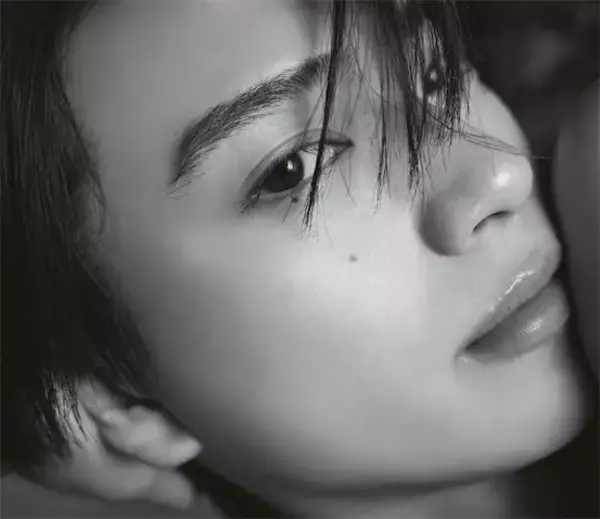 “美しすぎる顔面”で話題の俳優・岩瀬洋志、鋭い瞳が印象的な1st写真集カットが公開