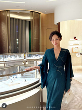 宮崎麗果、上品なグリーンカラーが目を引く胸元ざっくりドレス姿が「ジュエリーのように美しい」