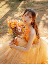 今年6月に結婚した“バズる美女”かとゆり、オレンジのドレスに身を包むウェディングフォト公開