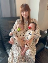 中川翔子、バリエーション豊富な双子のポーズ集公開「なんで面白いことするんだろう」