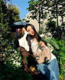 「「カジュアルルックにもピッタリ」Koki,、ベージュバッグが主役のデニムコーデを披露」の画像1