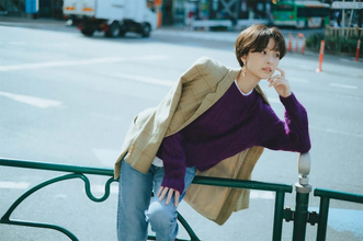 渡邊渚がイメージガラリ、“ワイン色セーター×デニム×ジャケット”大人な秋コーデ披露