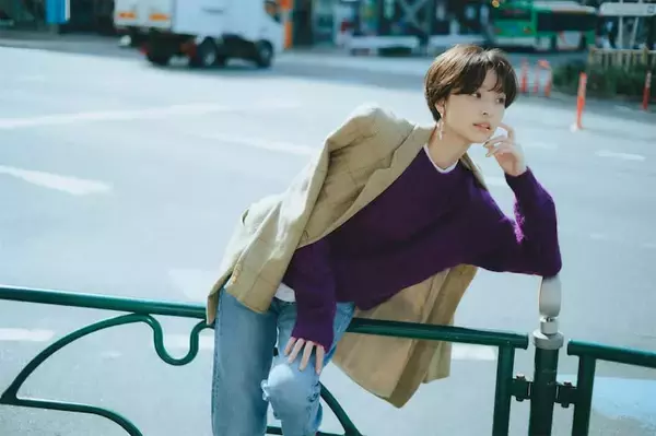 渡邊渚がイメージガラリ、“ワイン色セーター×デニム×ジャケット”大人な秋コーデ披露