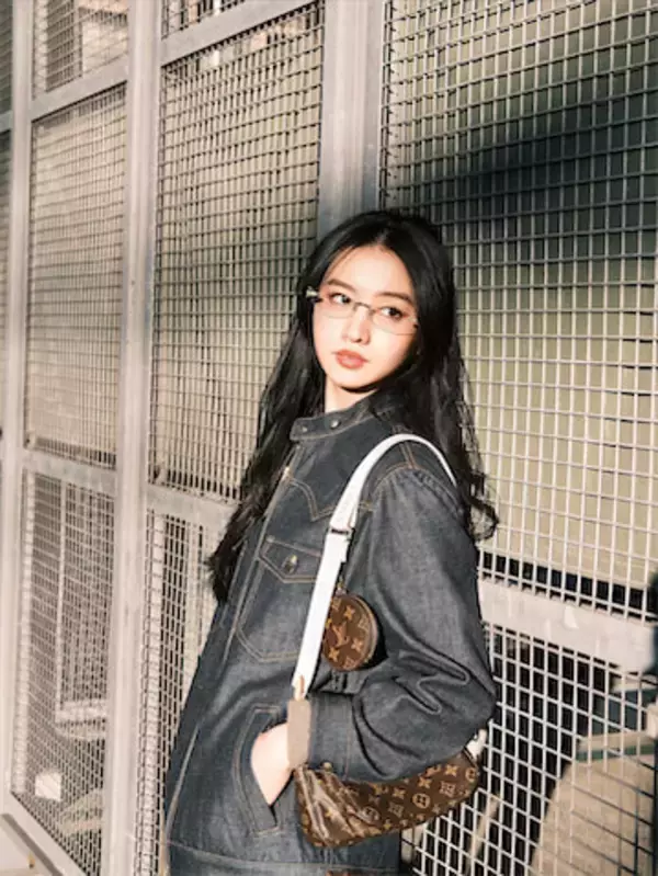 Koki,、姉・Cocomi撮影の“お散歩”ショット公開！洗練デニム×メガネコーデで魅せる