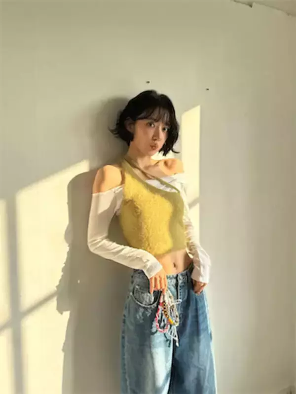 LE SSERAFIM 宮脇咲良、華奢ボディが映える“腹見せ”ショット公開「みんなのビタミンすぎる」