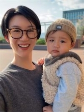 「お母さまそっくり！」栗原恵、0歳息子を抱っこし幸せ笑顔「とっても可愛いですね」