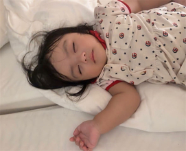 アレクサンダー、次女・グーちゃんの愛らしい寝顔を公開「ずっと動くから目がはなせなくてね」