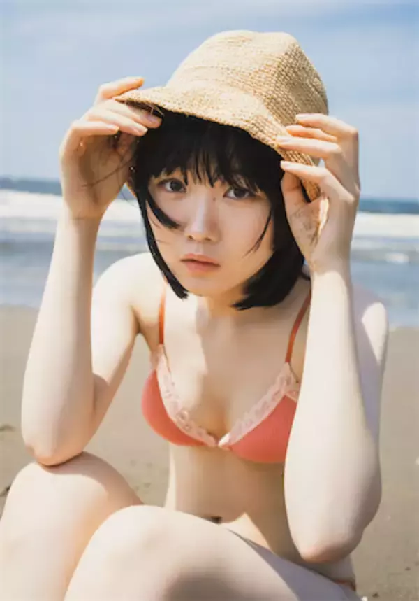 「ミスiD2022」グランプリ・金井球、透明感抜群の白肌×黒髪グラビアで魅了