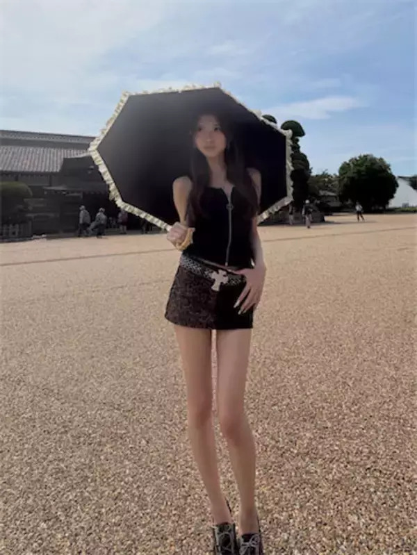 16歳JKモデル・こいろん、脚の長さに驚くミニスカコーデに「眩しい」「スタイル抜群だね」