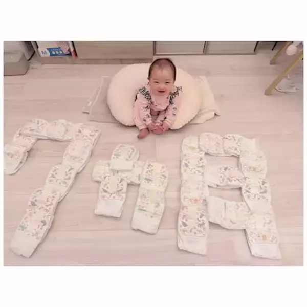 辻希美、夢空ちゃんの7カ月オムツアートは初めてのお座りポーズ