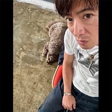 木村拓哉、寝そべる愛犬との自撮り2ショット公開