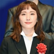 新垣結衣、阿部寛…SNSをやらない俳優が支持される "発信しない時代"のスター戦略