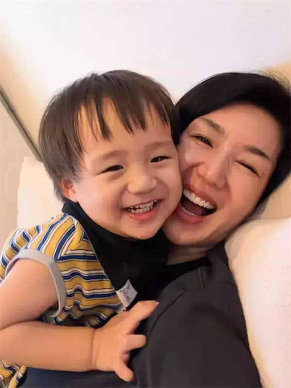 元女子バレーボール日本代表、すくすく育つ1歳息子との親子ショット公開「目がそっくり」「笑った顔が同じ」