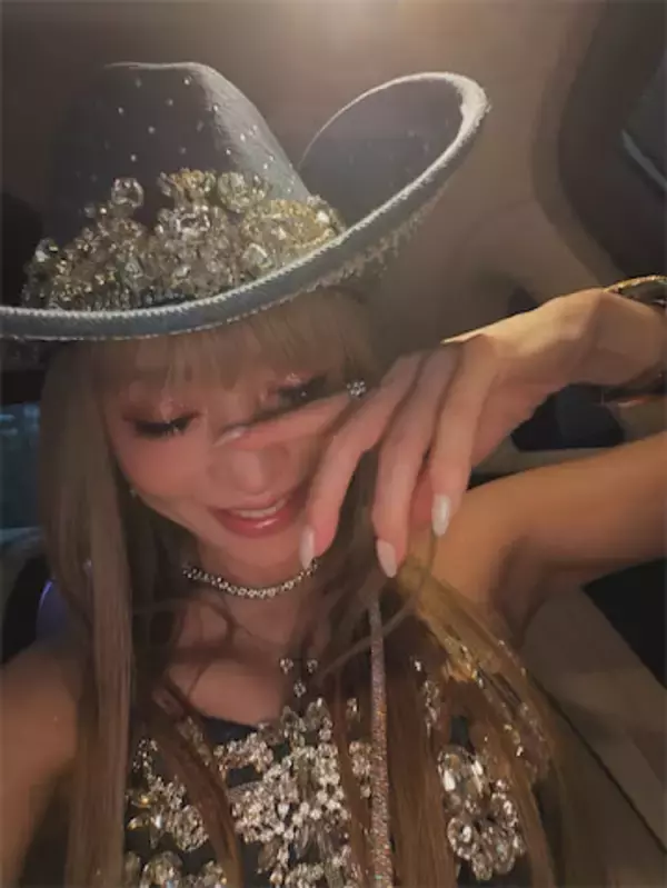 浜崎あゆみ、“ギンギラデニム”バースデー衣装姿に大反響「可愛すぎるLv47」