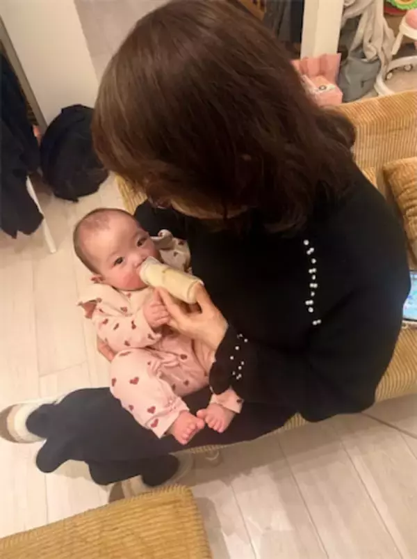 杉浦太陽、母の古希祝いを家族で祝福　次女を抱きミルクをあげる姿を公開