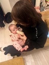 杉浦太陽、母の古希祝いを家族で祝福　次女を抱きミルクをあげる姿を公開