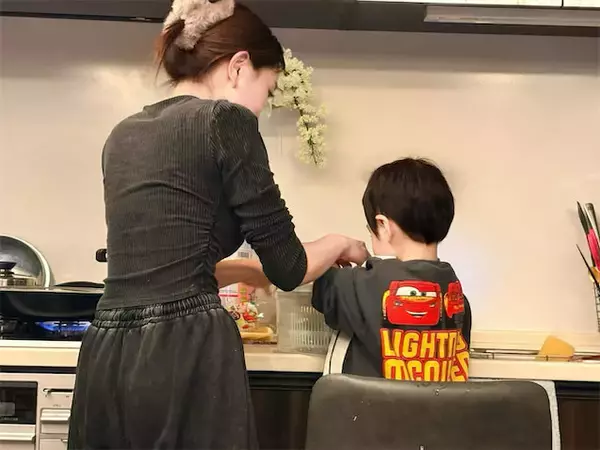 森咲智美、家事を手伝う2歳息子の成長にしみじみ「一緒に作るごはんはやっぱり特別」