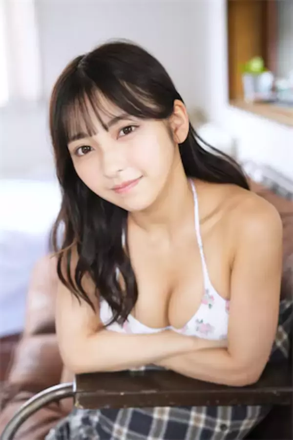 #2i2 十味が『BOMB』表紙に初登場、撮影中のハプニングを告白「水着が大爆発しちゃった」